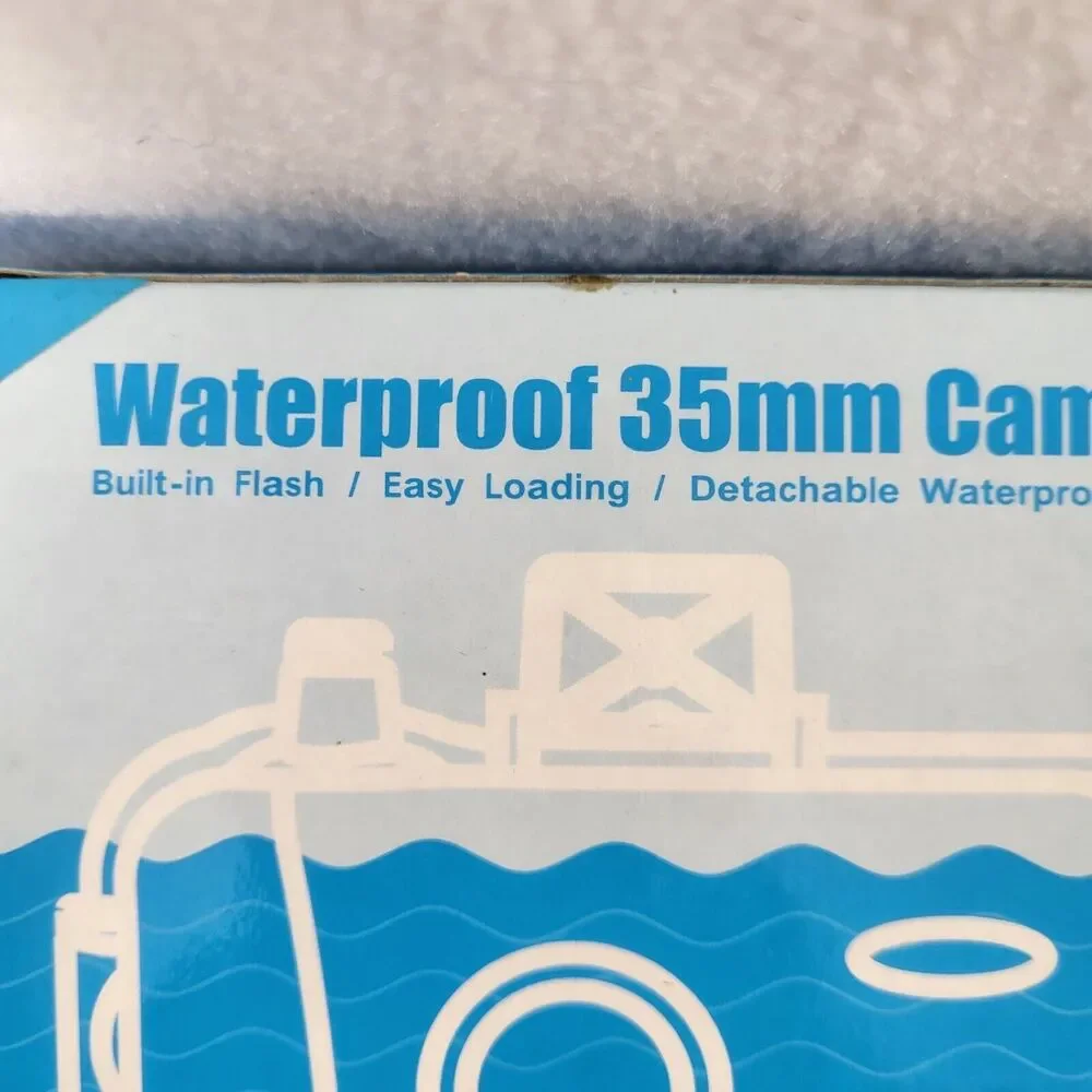 U2 SUBMARINE VINTAGE 35MM WATERPROOF CAMERA BUILT IN FLASH
